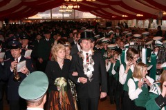 228_2010_Einzug_Festzelt_Do