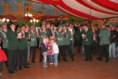 235_2010_Einzug_Festzelt_Do